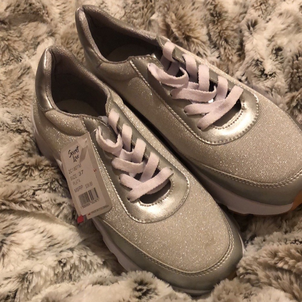 Silver shimmer sneakers made in Colombia - Picture 4 of 4
